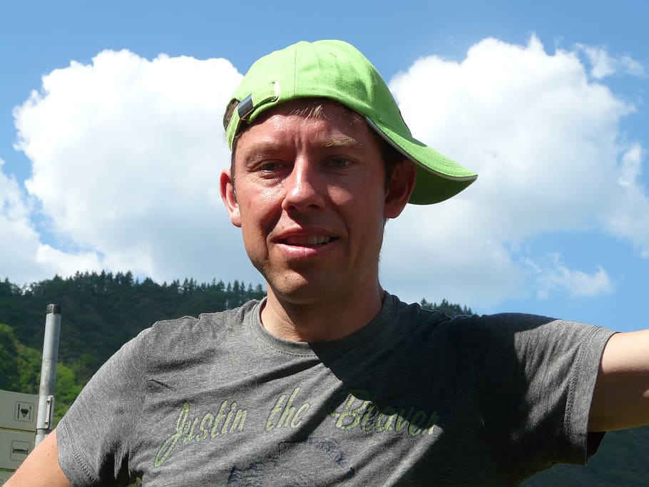 man in gray crew-neck t-shirt wearing green cap, human, cool HD wallpaper
