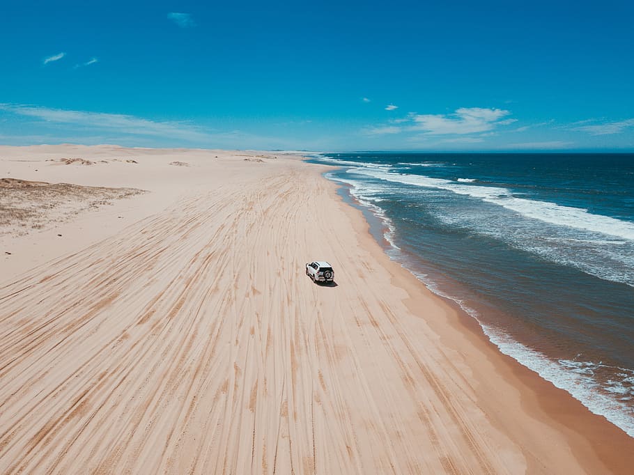 white SUV on seashore, aerial view of white vehicle on seashore during daytime HD wallpaper