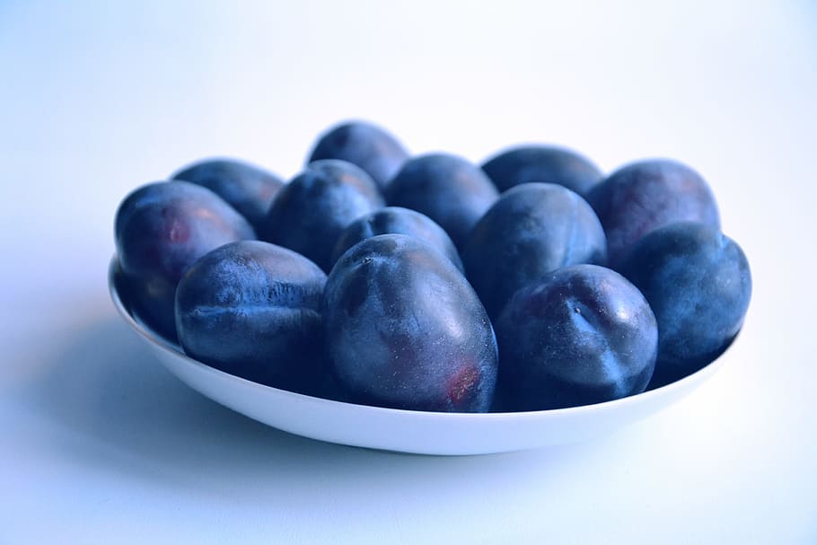 bowl of blueberries, plum, fruit, summer, closeup, food, nature HD wallpaper
