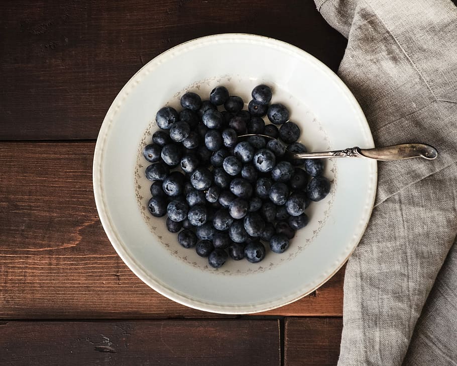 blueberry in white platter, blue berries on round white ceramic plate HD wallpaper