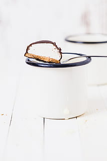 chocolate biscuit in white mug, white and brown cookie on gray metal spoon HD wallpaper