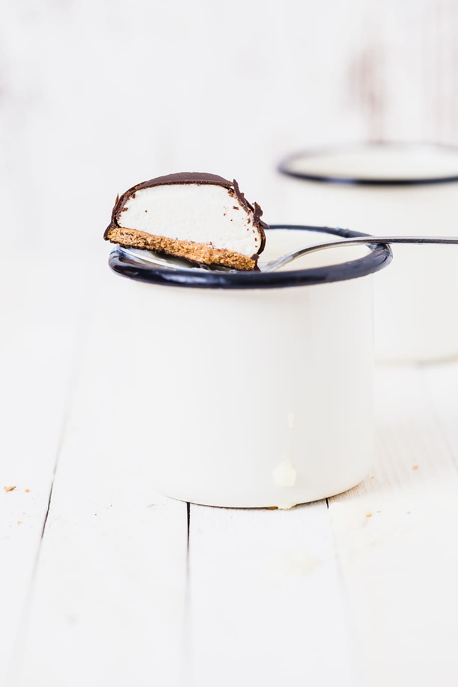 chocolate biscuit in white mug, white and brown cookie on gray metal spoon HD wallpaper