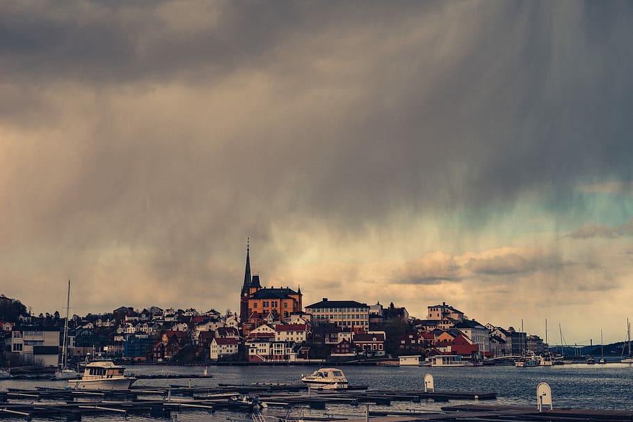 photo of buildings and sea, building near body of water, town HD wallpaper