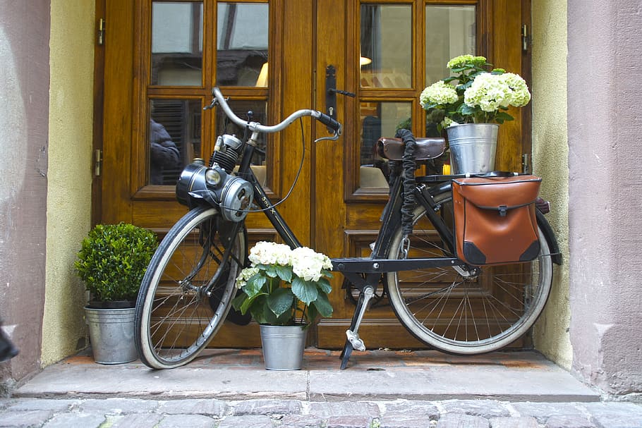 photo of black step through cruiser bike with organized flower beside door, HD wallpaper