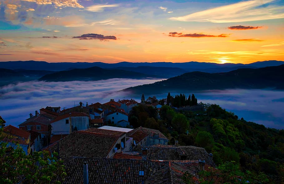 Morning fog in Motovun, bird's eye view of town, sunset, sunrise HD wallpaper