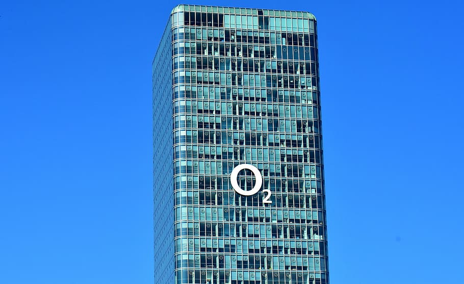 blue O2 building under clear blue sky at daytime, skyscraper HD wallpaper
