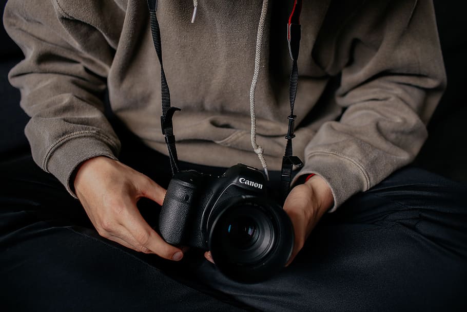 person holding black Canon DSLR, person holding Canon DSLR camera, HD wallpaper