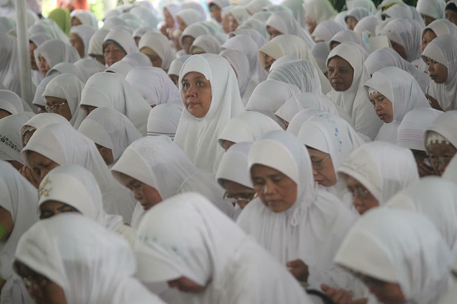 group of women wearing white hijab headdresses, moslem people