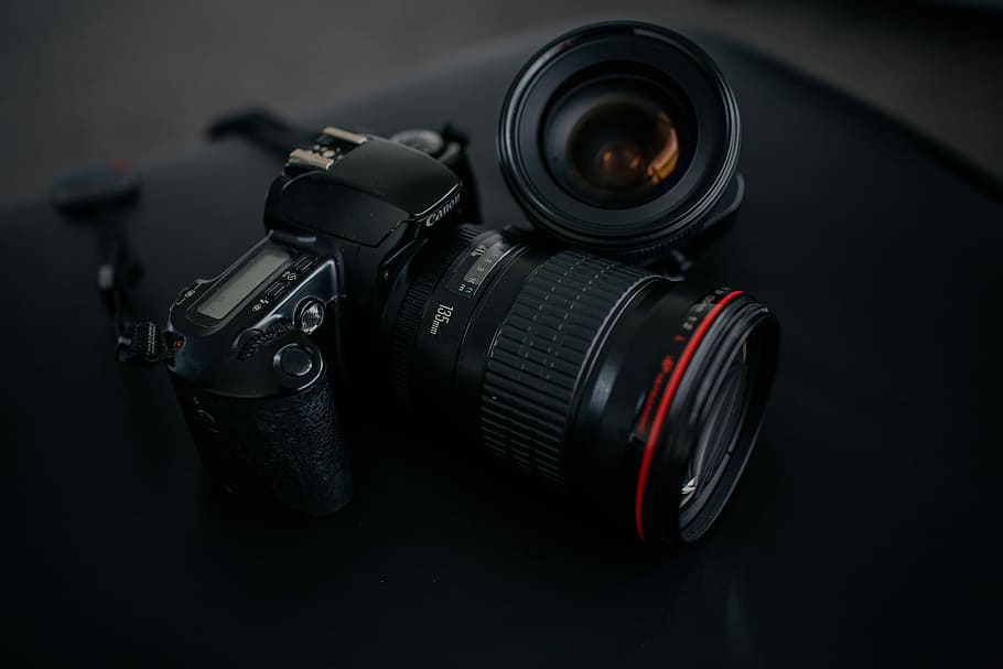 black Canon DSLR camera beside camera lens, black camera lens leaning on DSLR camera, HD wallpaper