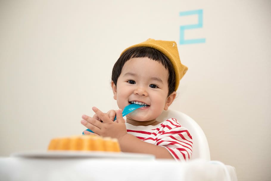 boy sitting on white plastic high-chair, baby, child, cute HD wallpaper