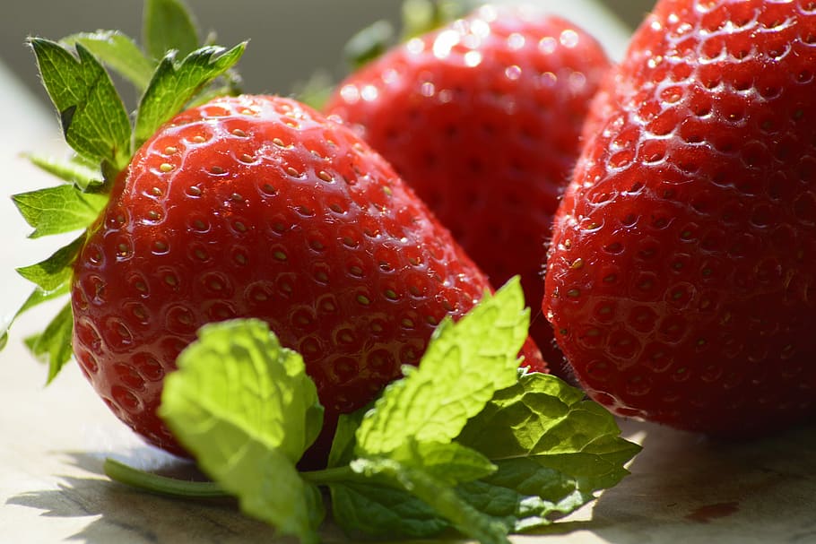 strawberries, red, mint, mint leaf, green, vitamins, healthy HD wallpaper