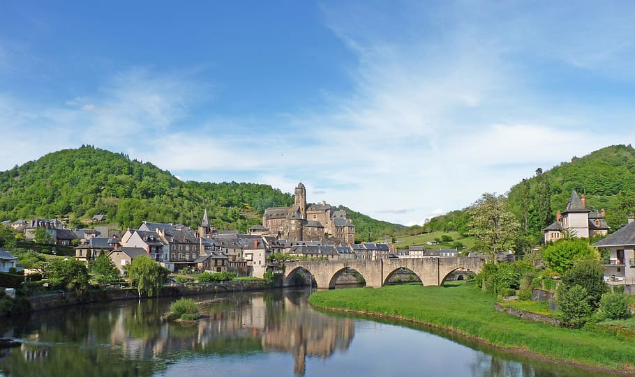 bridge on top of body of water near houses, Estaing, Aveyron