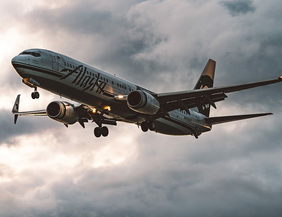 Alaska passenger plane about to land, airplane approaching to land HD wallpaper