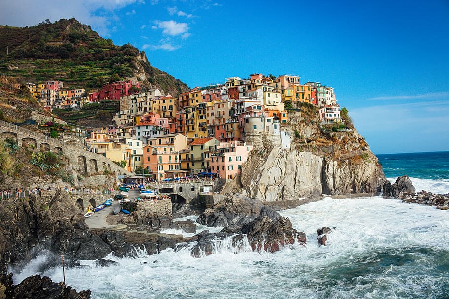 multicolored concrete houses near cliff, multicolored concrete house near beach during daytime photo HD wallpaper