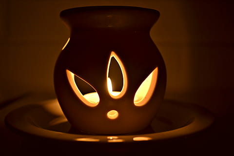 lit candle in white ceramic wax candle warmer, Lighting, Decoration HD wallpaper