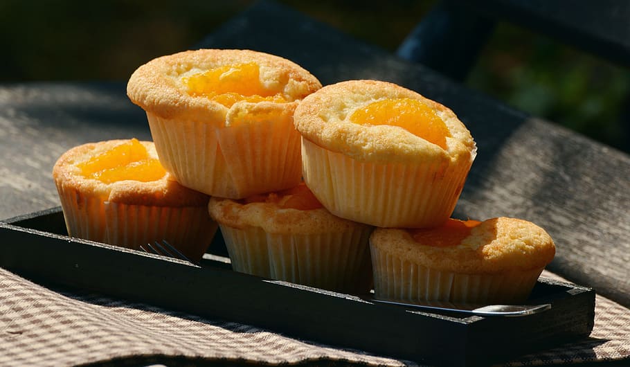 five baked muffins on black plate, cupcakes, small cakes, chick HD wallpaper