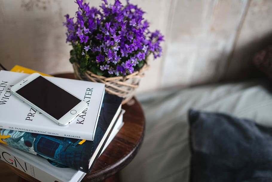 Books and purple flowers on a wooden stool by the bed, flora, HD wallpaper