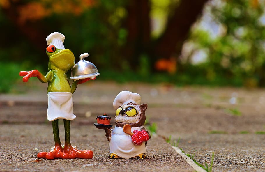 frig chef beside owl chef carrying cake figurines on gray surface HD wallpaper