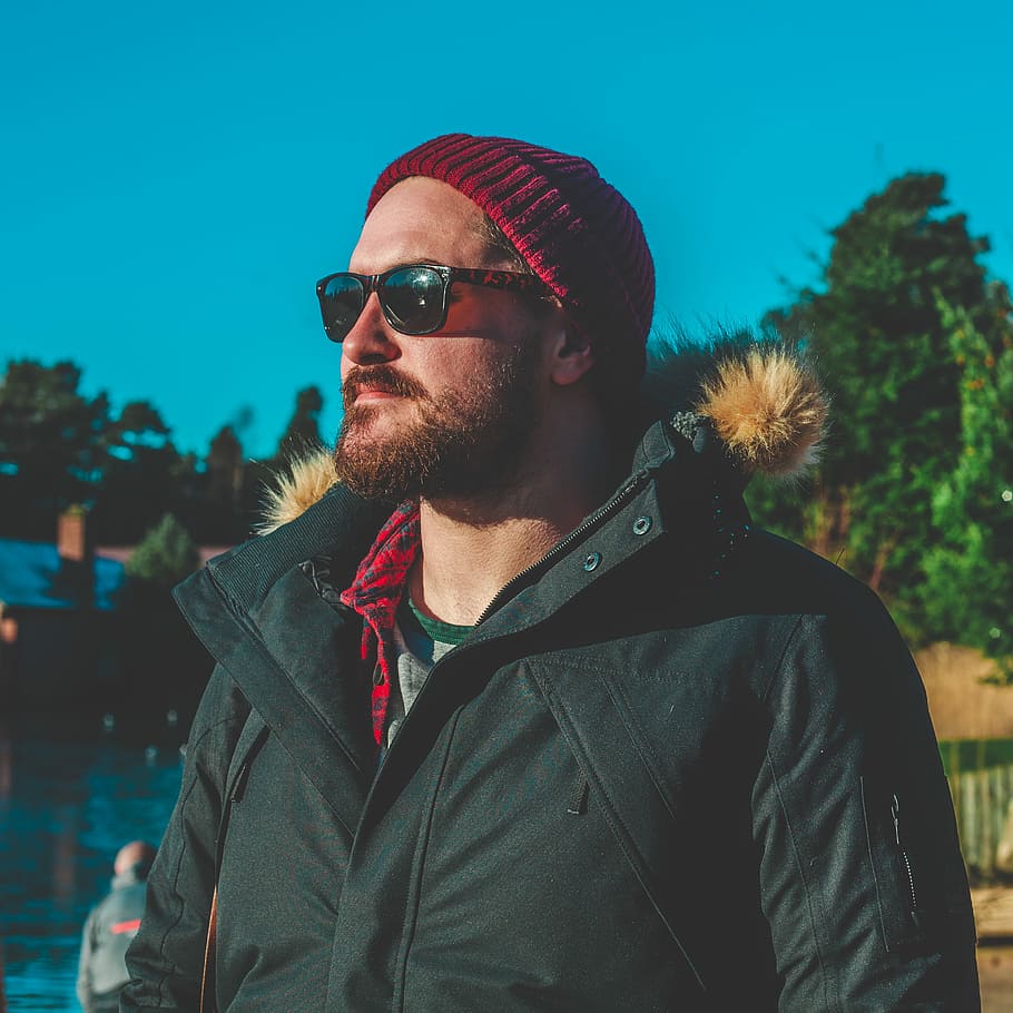 man wearing black sunglasses, man looking side way, male, beard HD wallpaper