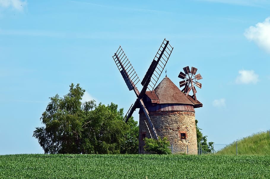 brown windmill beside green tree under blue sky, nature, menchen HD wallpaper