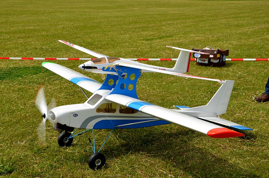 modelflying, nature, hobby, grass, air vehicle, field, airplane HD wallpaper