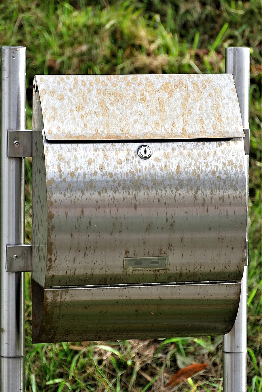 silver storage box in front of green grasses, mailbox, rust stains HD wallpaper