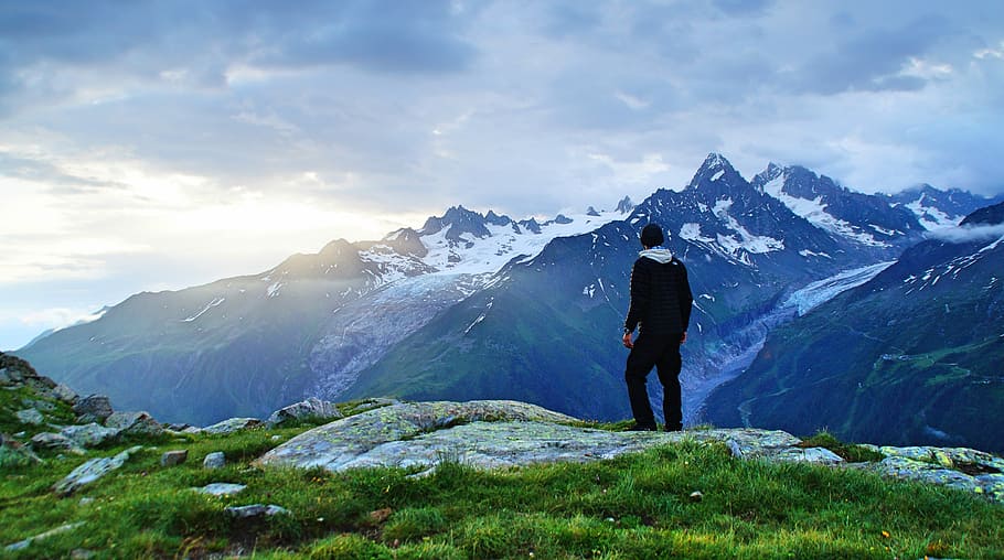 person standing in front of mountain landscape photography, man standing on top of mountain HD wallpaper