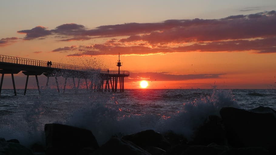 Sunrise in Badalona, ocean waves at sunset, dusk, pier, beach HD wallpaper