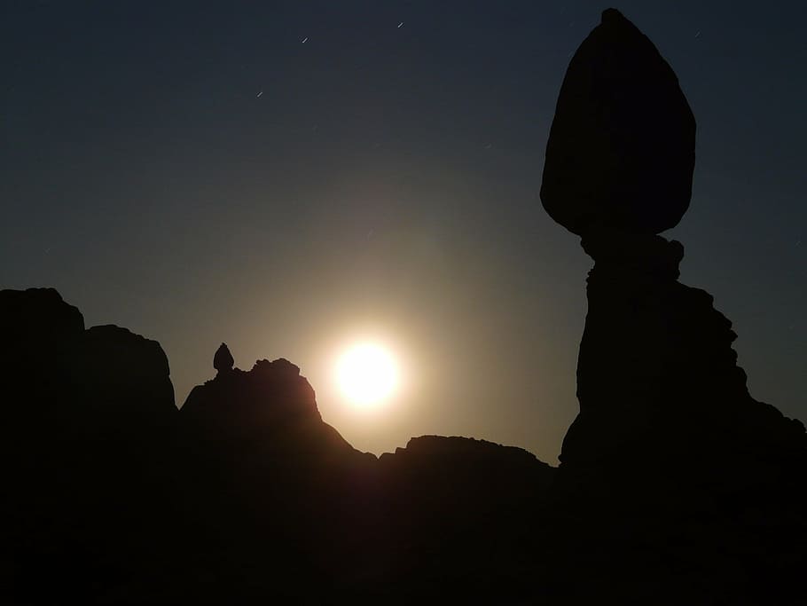 balanced rock, night, moonlight, darkness, mystical, mysticism HD wallpaper