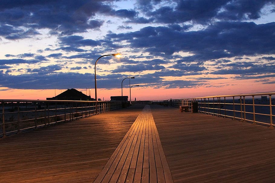 landscape photo of a park, beach, ocean, sand, boardwalk, lamp HD wallpaper