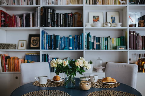Round breakfast table with white flowers and golden coffee mats HD wallpaper