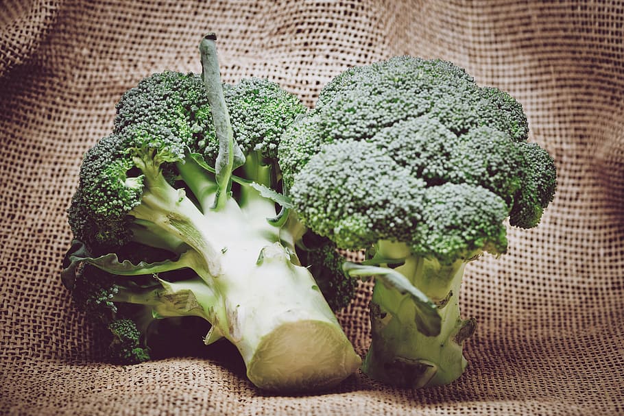broccoli on grey surface, vegetable, burlap, healthy, food HD wallpaper