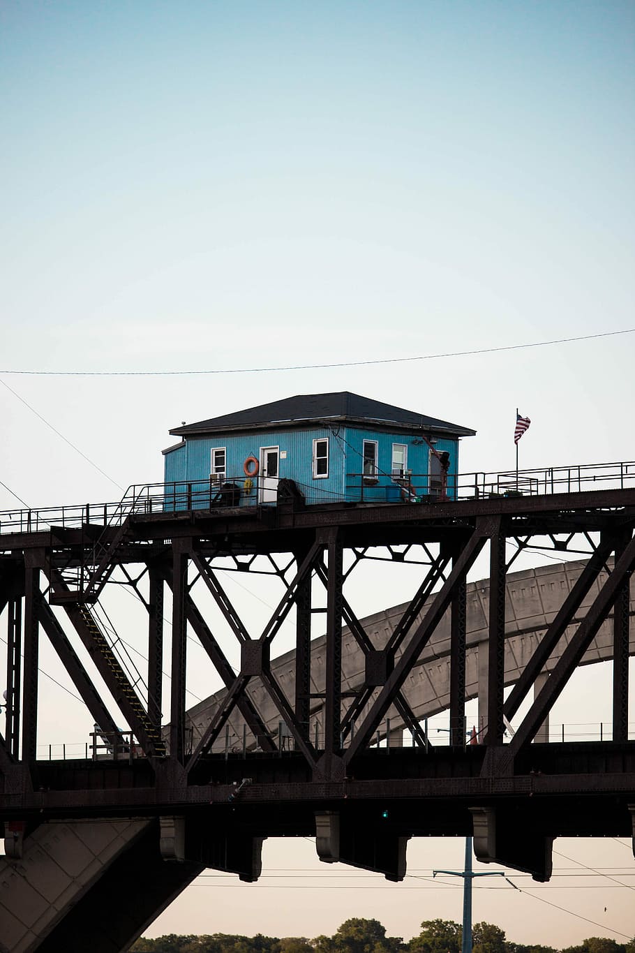 Tiny Blue House on a Bridge, green wooden house on top of bridge on focus photo HD wallpaper