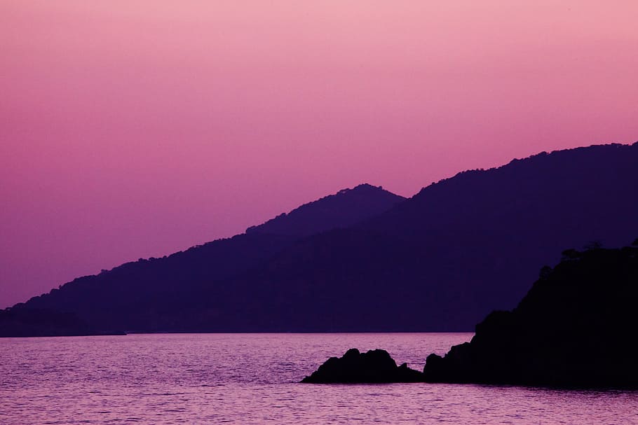 body of water beside mountain during golden hour, Dark, Dusk HD wallpaper