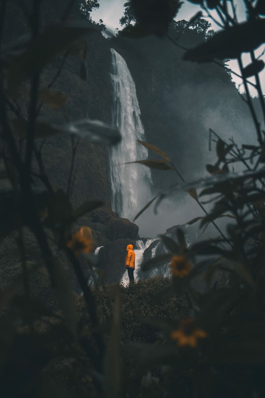Citambur WaterFalls, person standing in front waterfalls, rock HD wallpaper
