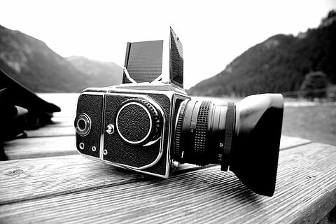 grayscale photo of professional video camera on table, analog HD wallpaper