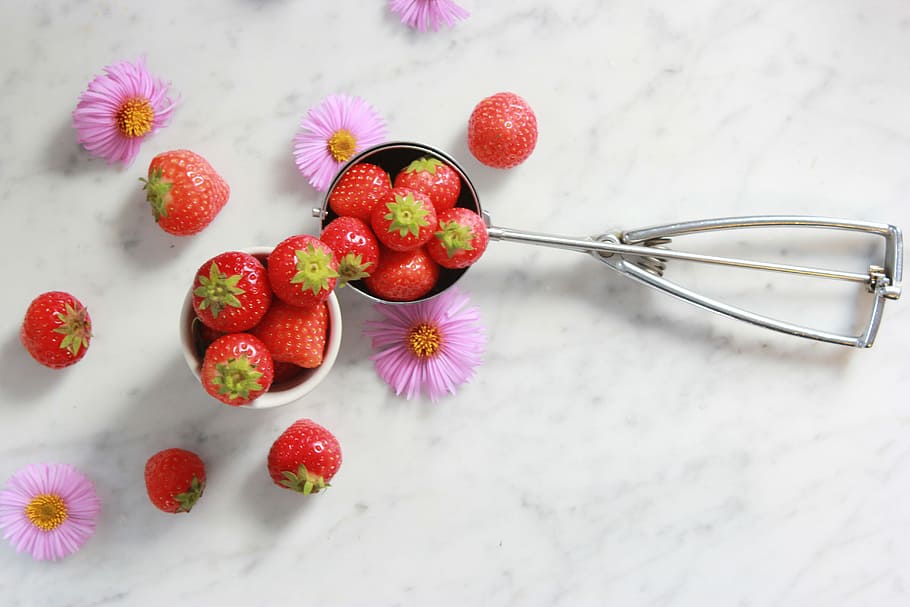 bunch of strawberries inside scoop, fruit, berry, red, stalk HD wallpaper