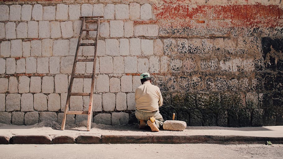 man in beige dress shirt sitting on wall, man sitting near wooden ladder HD wallpaper