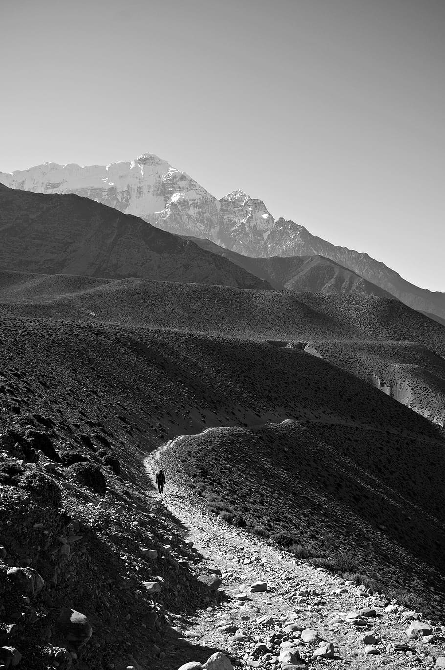 person walking in mountain, snow, mountains, black And White HD wallpaper
