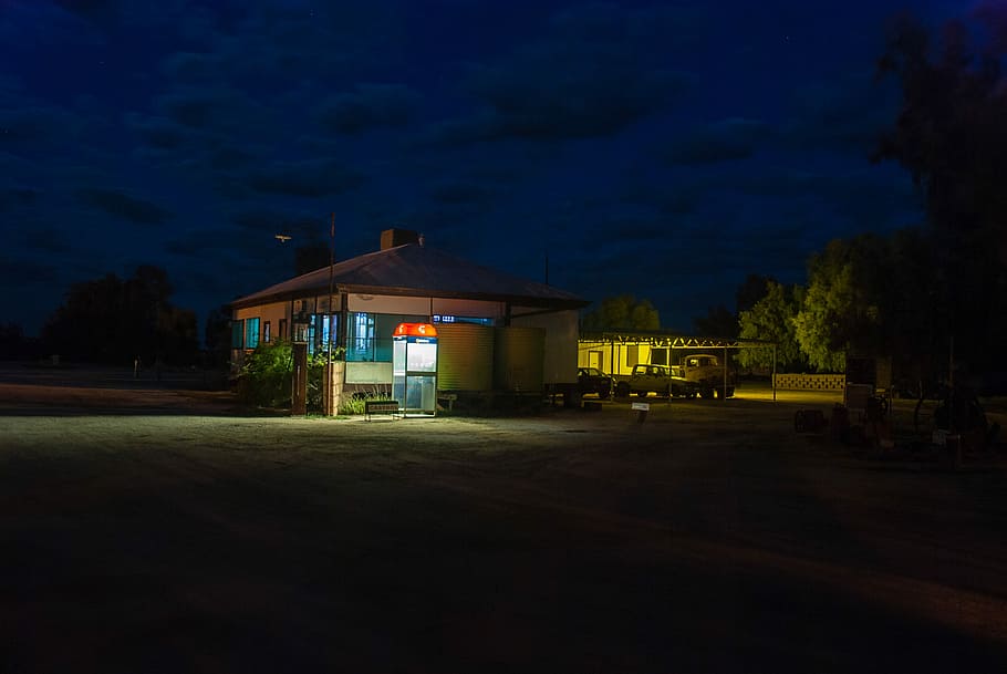 Hamelin Pool, house near tree at blue hour, night, building, street light HD wallpaper