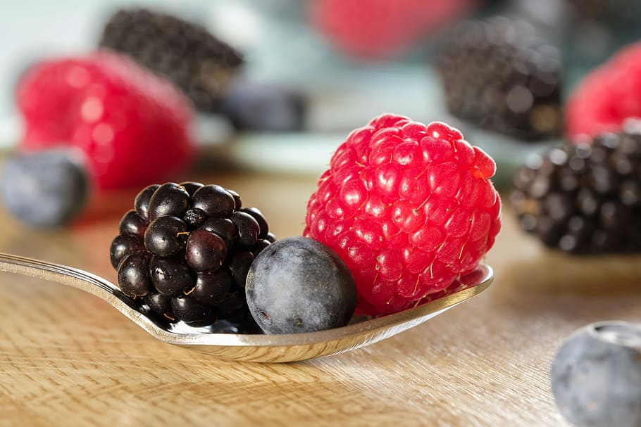 closeup photography of blackberry, raspberry and blackberry in stainless steel spoon on table, HD wallpaper