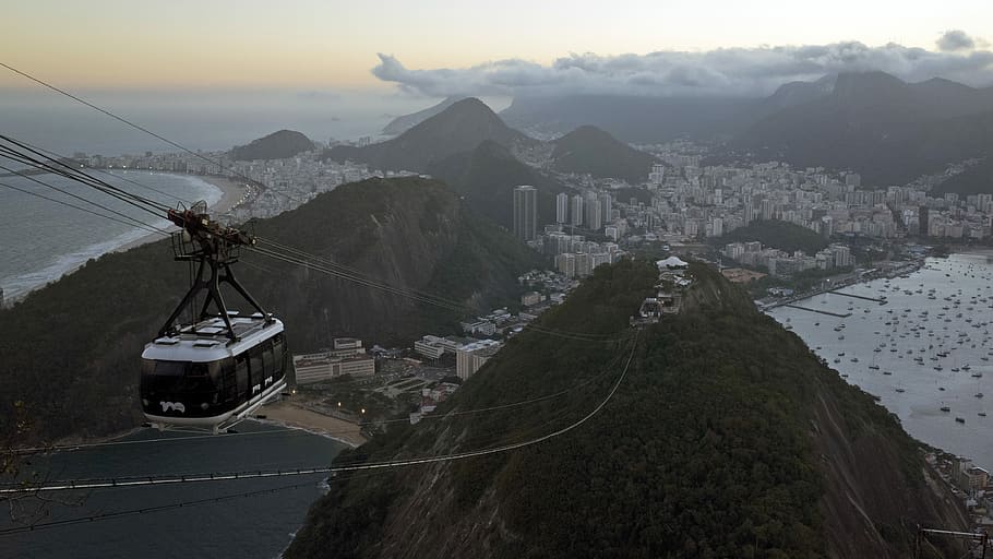 Cable car to Sugarloaf (Day), white cable car passing mountain HD wallpaper