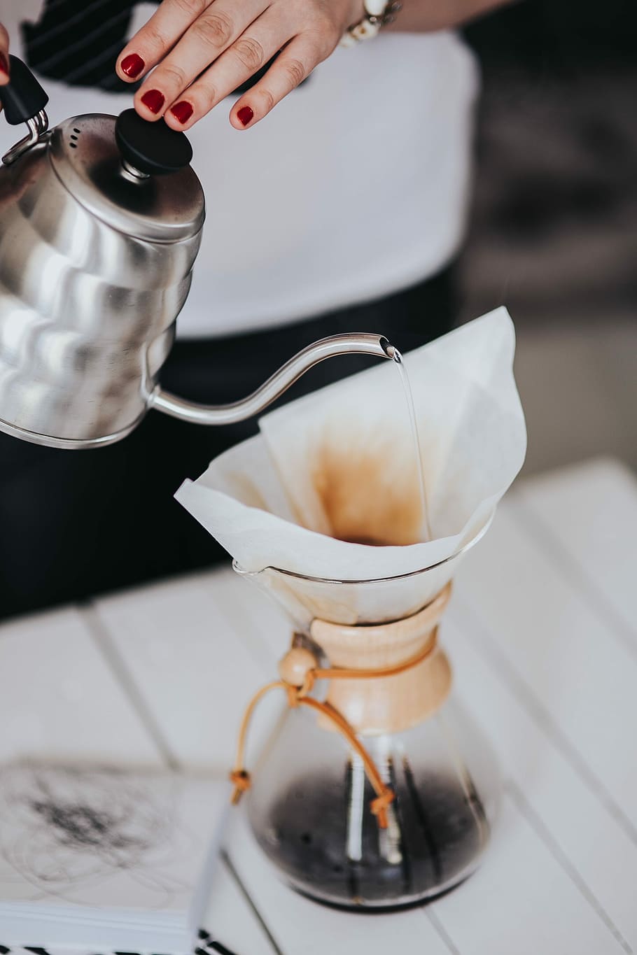 Woman pouring water in Chemex filter coffee maker, cafe, hot water, HD wallpaper