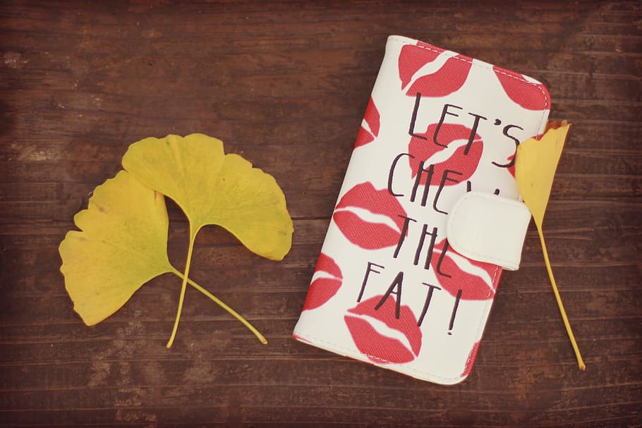 three yellow leaves beside pink and white kissmark pattern leather flip case HD wallpaper