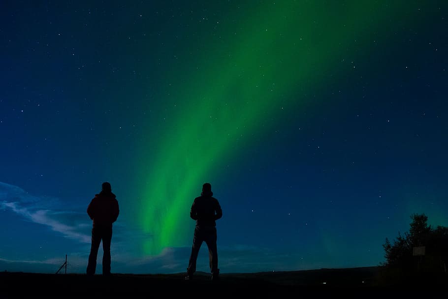 two people standing watching northern lights during nighttime, HD wallpaper