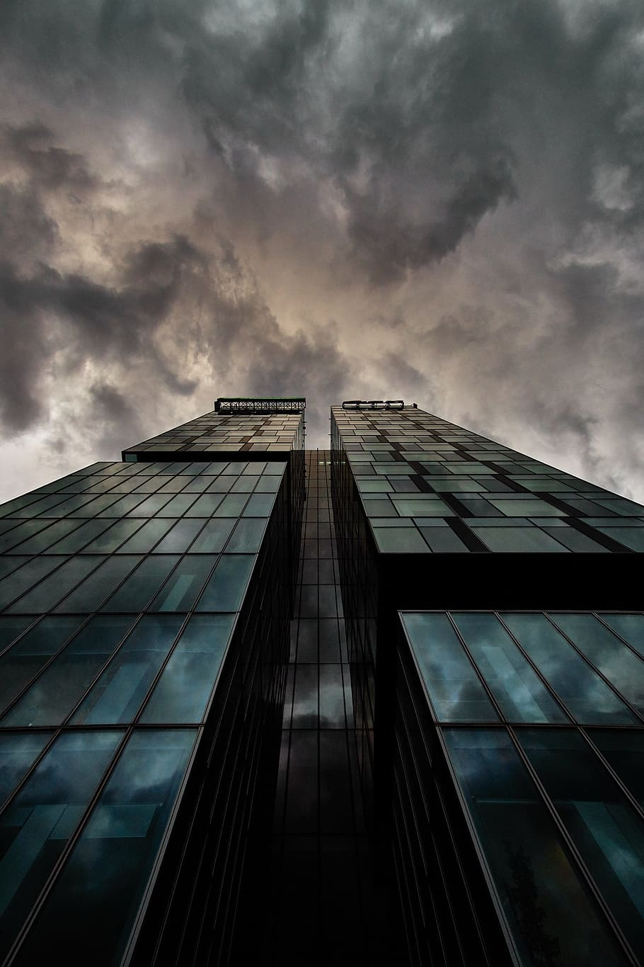 high rise building under dark sky, skyscraper, windows, cloudy HD wallpaper