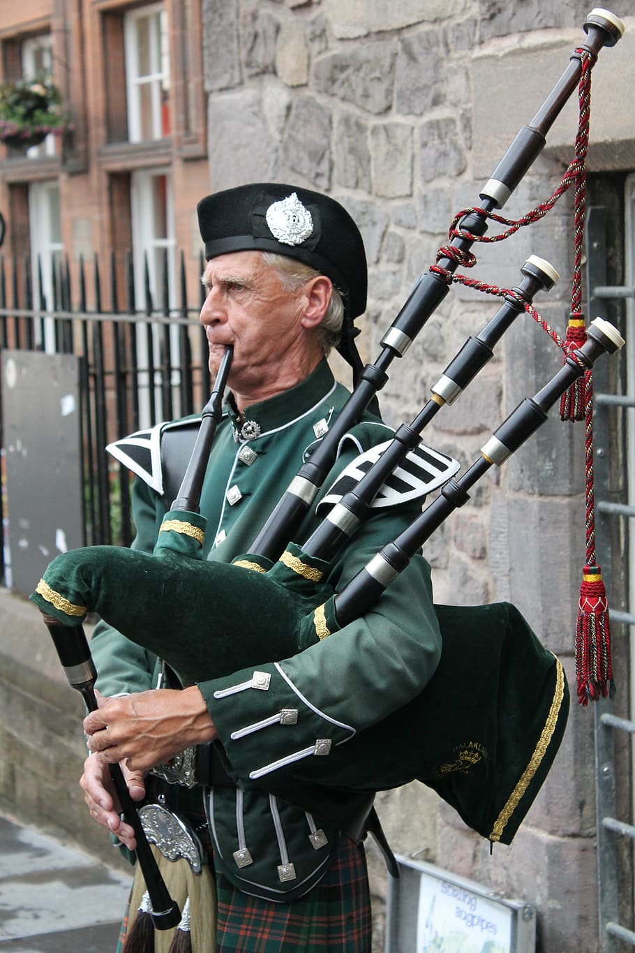 man playing musical instrument during daytime, bagpipes, highlander, HD wallpaper