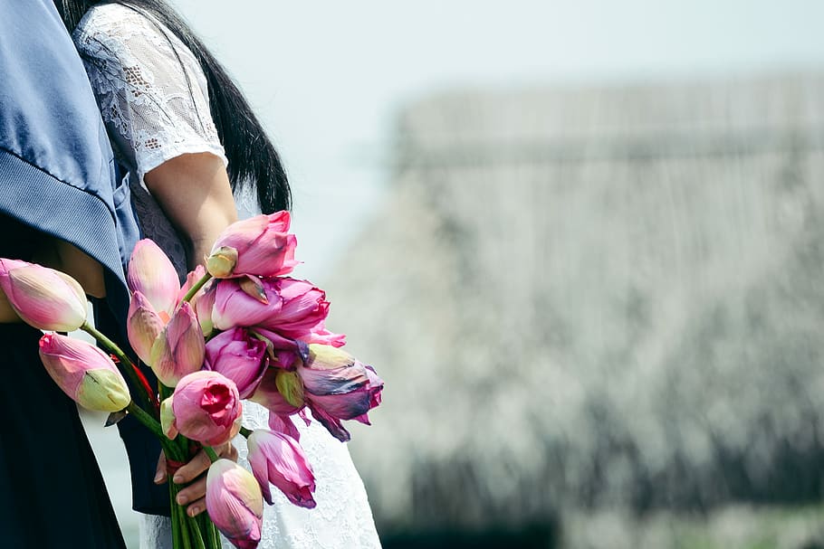 woman holding pink flowers, woman holding purple flower bouquet HD wallpaper