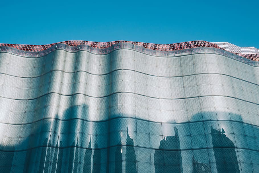 gray concrete building, photo of high rise building during daytime HD wallpaper