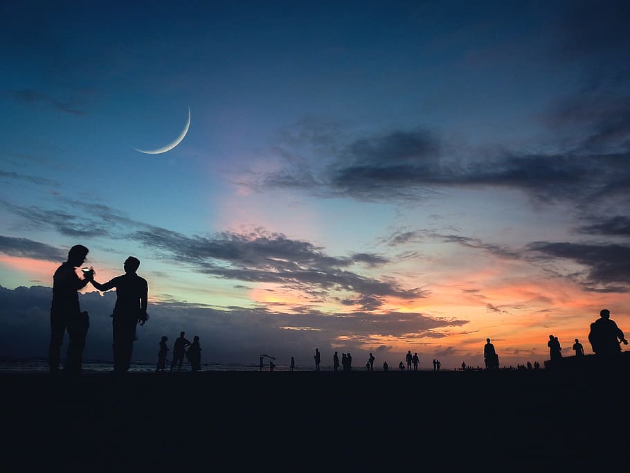 silhouette of people near body of water, silhouette of people under crescent moon during golden hour HD wallpaper